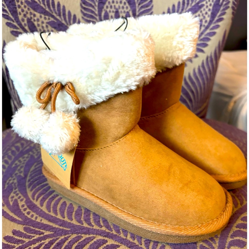 NEW boots with Pom Poms 🤎